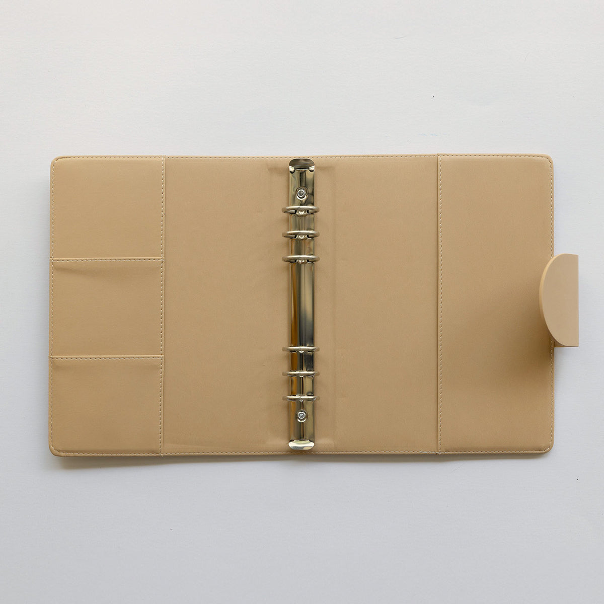 color:beige