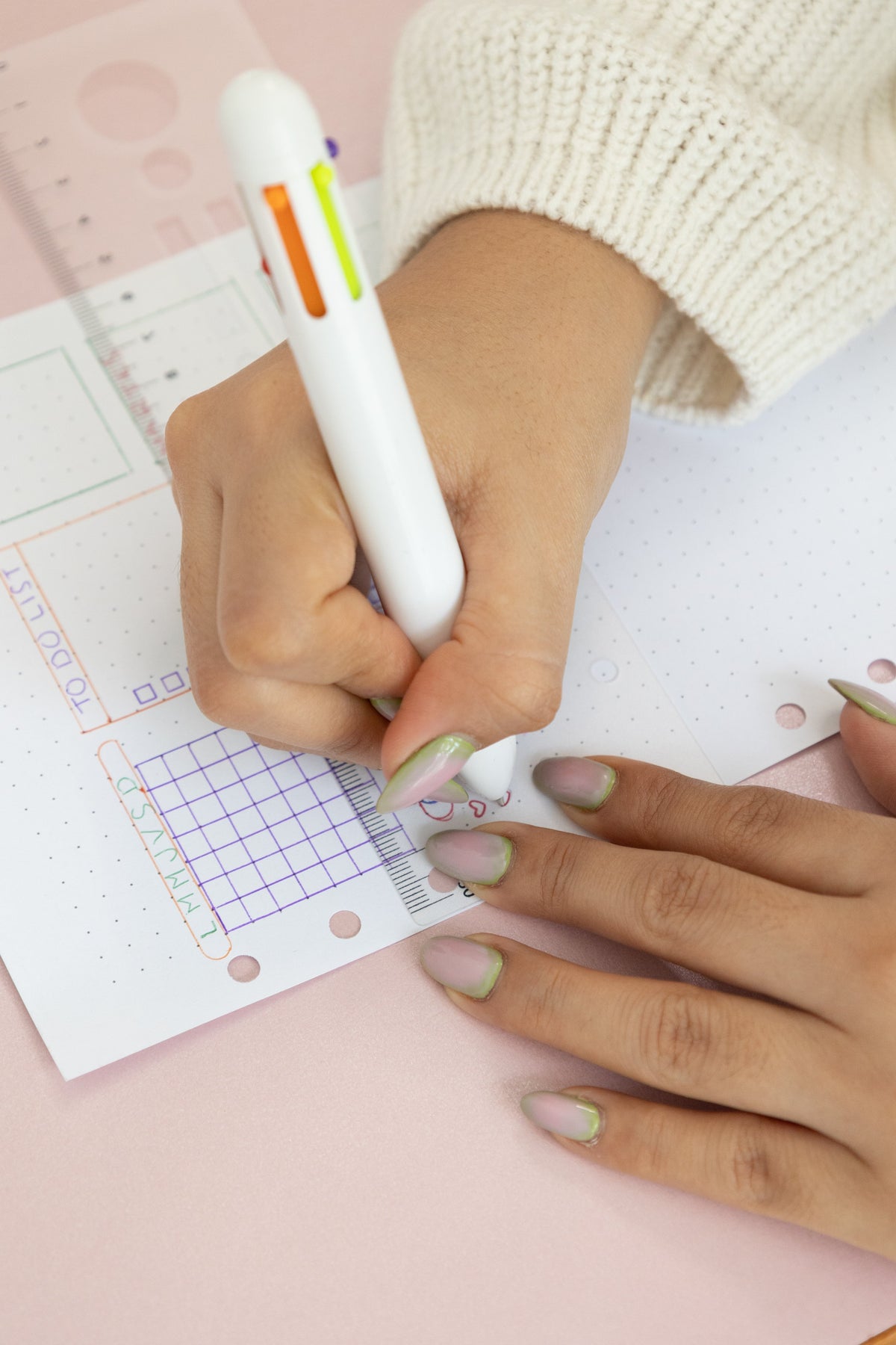 Organización Digital vs. Papel: ¿Por qué amamos lo analógico en la era de las pantallas?