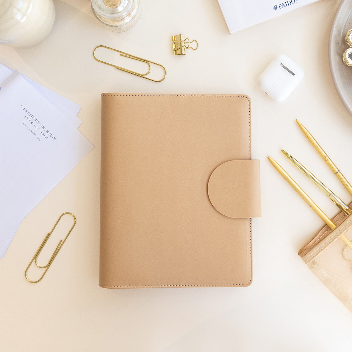 color:beige