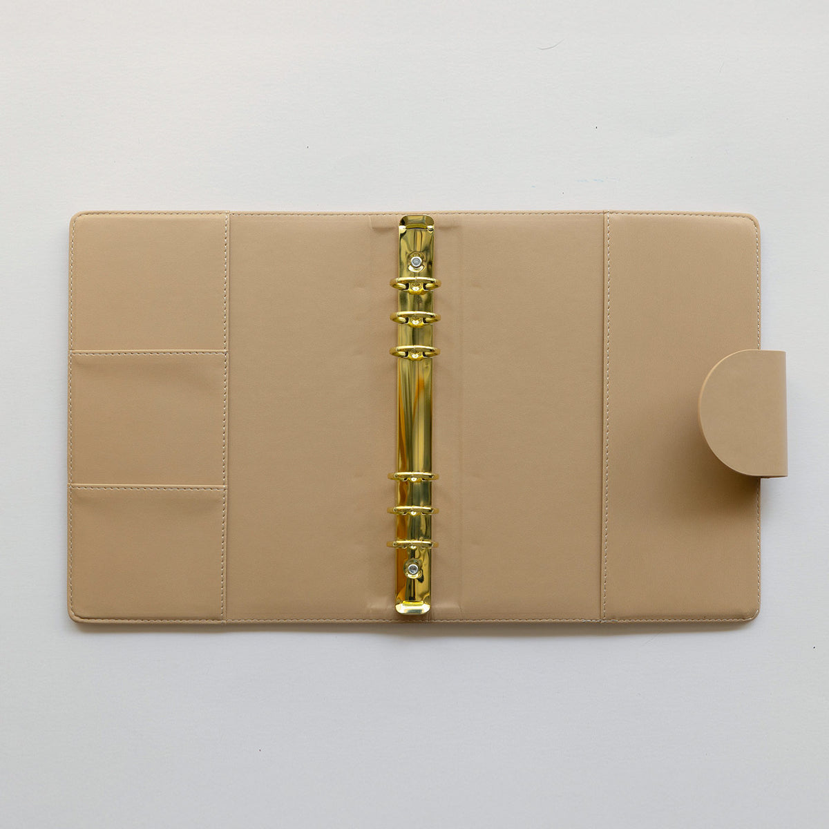 color:beige